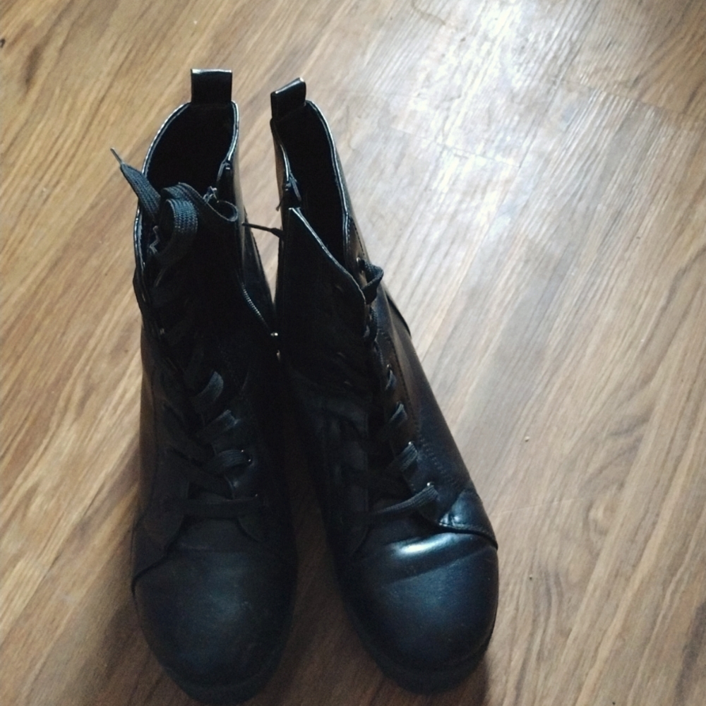 Boots size 10